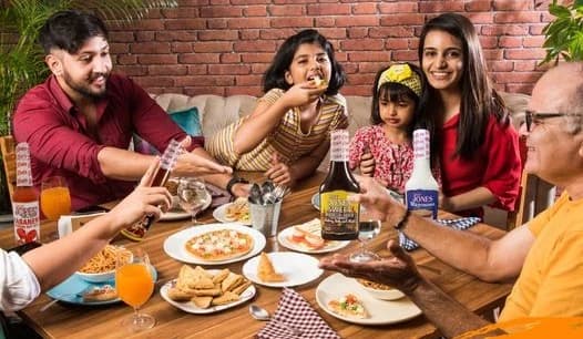 Familia disfrutando productos